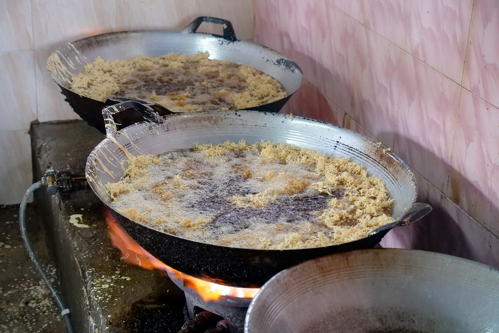 Hundreds of fish frying at the same time, it will make you uncontrollably hungry 